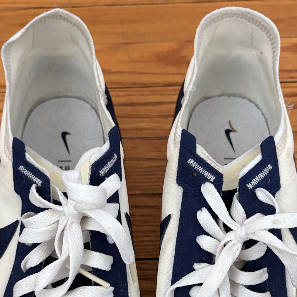 Nike White and Navy Low-Top Running Shoes - Picture 5 of 8